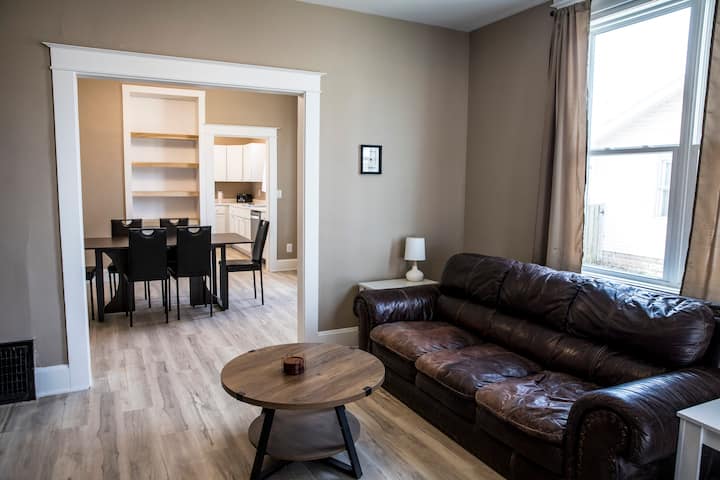 Airy & Spacious, Walk To Ue, Minutes To Downtown - Evansville, IN