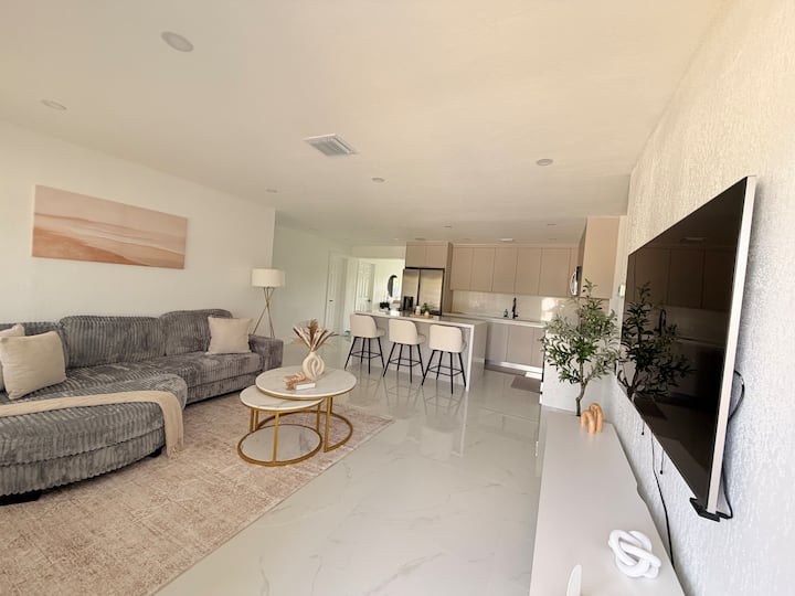 Luxury Home W/ Jacuzzi 3 Min To Hard Rock Stadium - Miami Gardens, FL