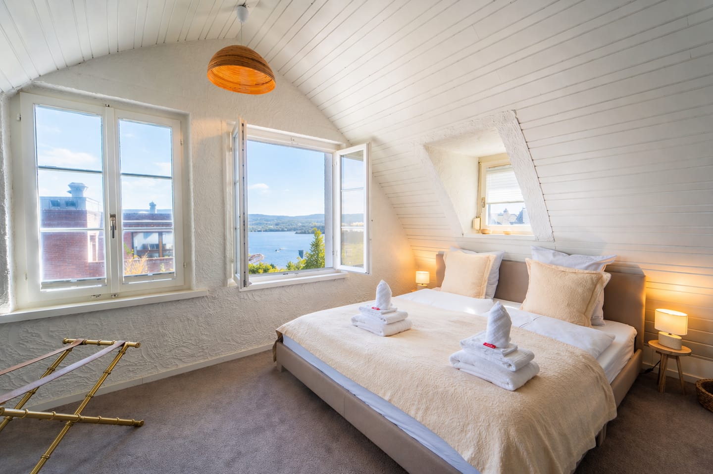 Helles Schlafzimmer in Kilchberg mit Blick auf den Zürichsee