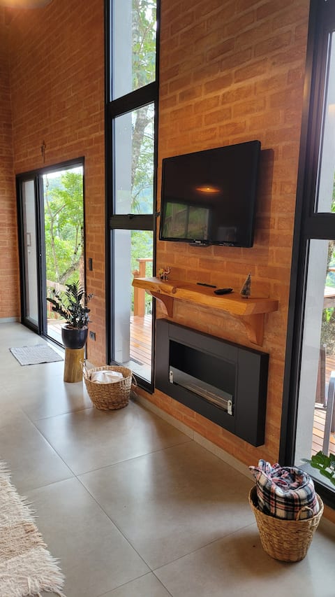Popular Airbnb listing: Whirlpool - Fireplace - A/C - View - 5 min from Downtown in Santo Antônio Do Pinhal