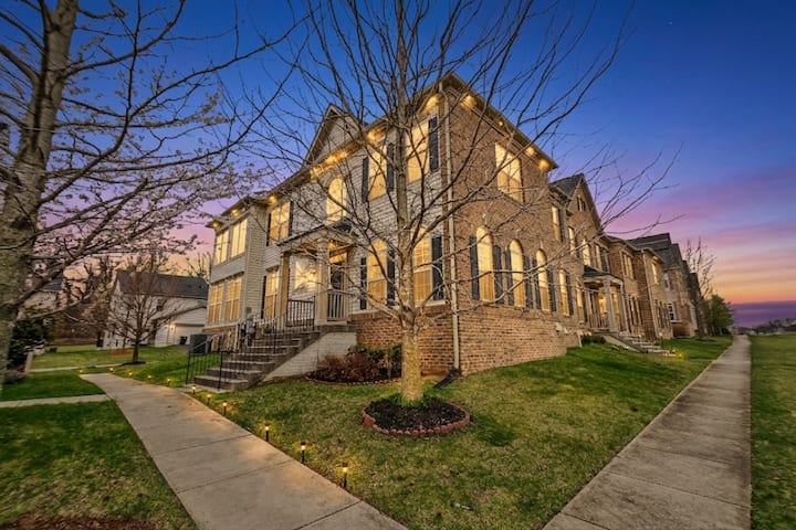 Large 7 Bedroom Sleeps 22 With Parking Near Dc - Largo, MD