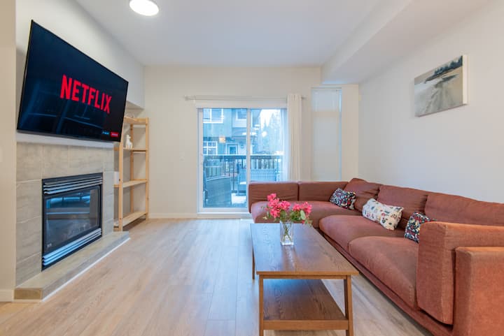 Peaceful Entire 2-bedroom 2-bathroom Townhouse - Coquitlam