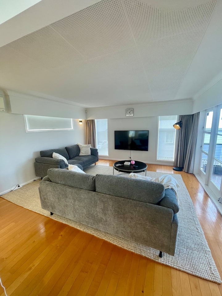 Home For 10 | Sky Tower View + Bbq | Walk To Shops - Auckland