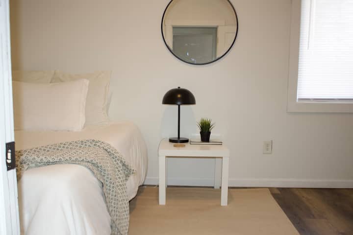 Dormitorio con cama queen en el primer nivel.