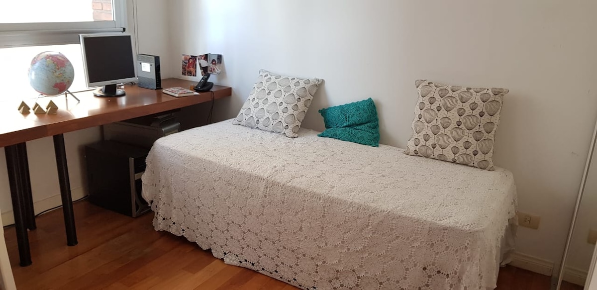 Habitación en departamento en Saavedra con baño en suite