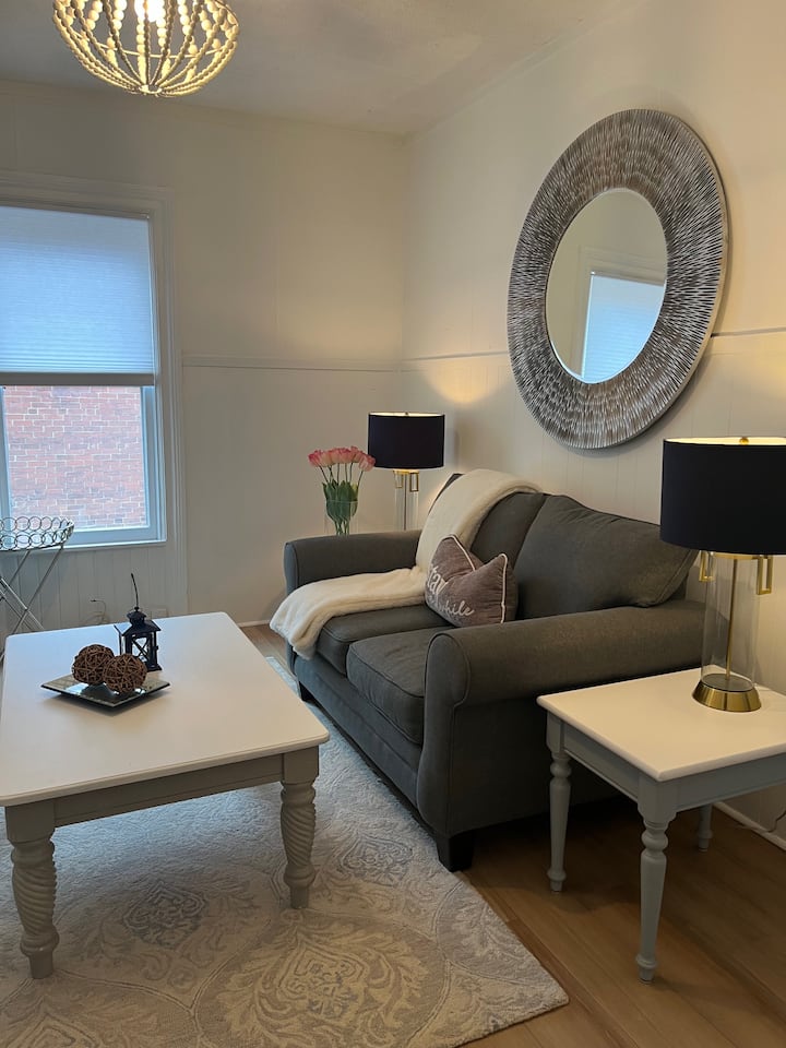 Super Cozy Second Floor Unit - Grimsby