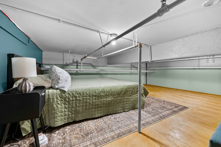 Cama queen en la zona superior del loft. El techo es muy bajo allí; arriba solo hay una cama. Un poco fuera de lo común y parecido a una litera superior.  ¡Muy cómodo una vez que te acuestas en la cama!