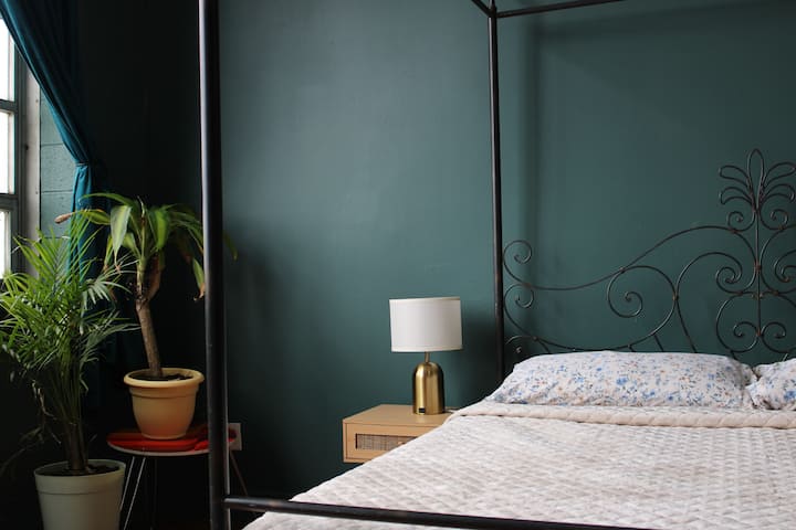 Dormitorio con cama king, lámparas táctiles, colchón cómodo y ropa de cama