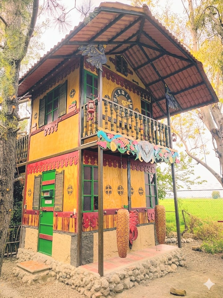 En esta foto muestro "La Villa cucú" que comprende 2 alojamientos: 
planta baja "La casa del Relojero". 
y la planta alta "Casa del árbol La Cucú". asegúrese de rentar el espacio en el que desea estar . 
Para la villa completa realice ambas reservas