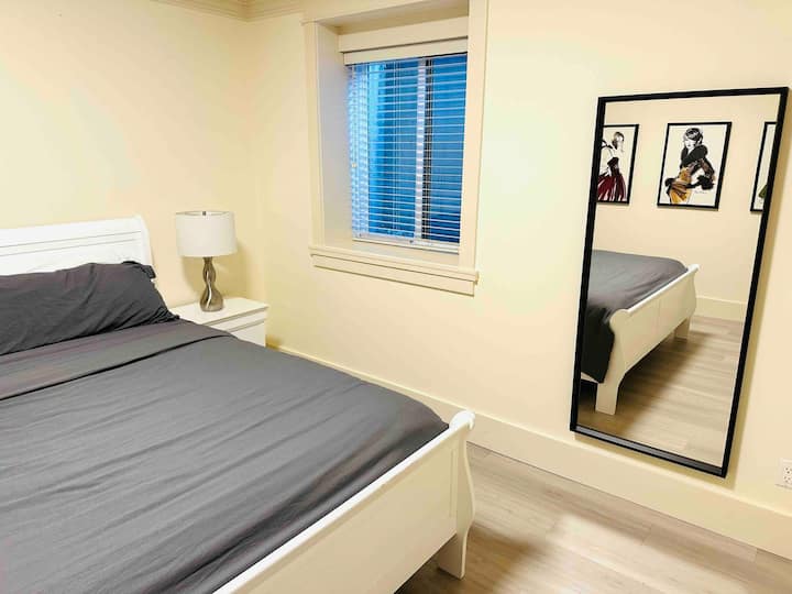Grote, ruime slaapkamer met queensize bed.