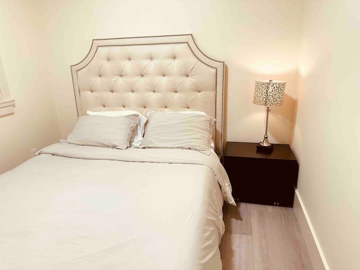 Comfortabele, moderne slaapkamer met een tweepersoonsbed.