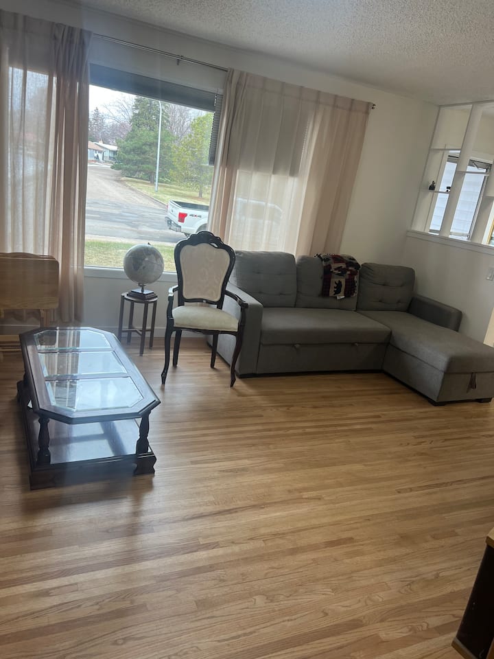Fully Renovated House Steps Away From Kin Coullee - Medicine Hat
