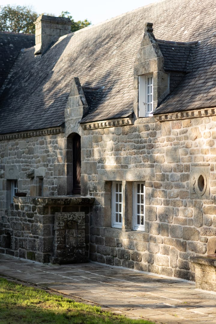 Dans Un Manoir À Locronan. - Douarnenez