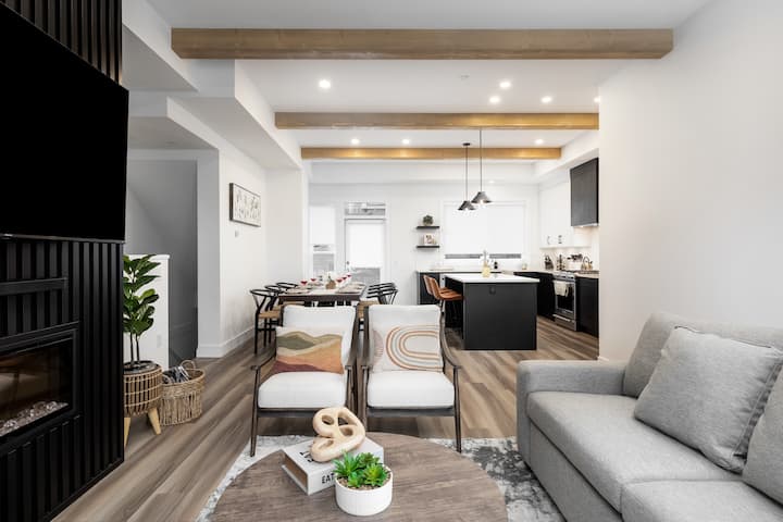 Coastal Retreat W/ Rooftop Hot Tub/private Beach - 킬로나