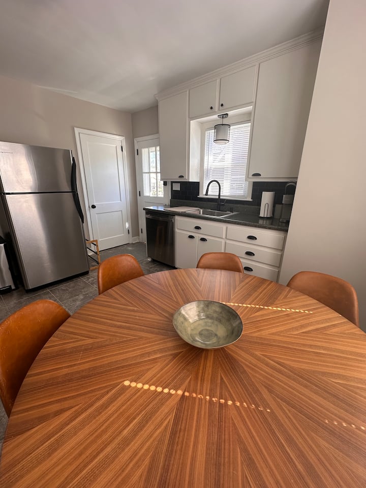 Well Appointed, Close To Hpu & Furniture Market - High Point, NC