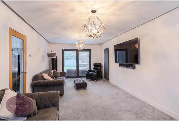 4 Bedrooms Two Reception Rooms High Specification - 諾丁漢