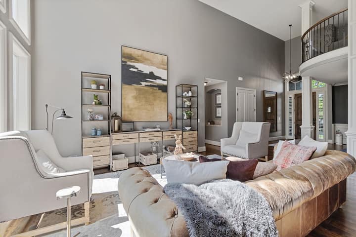 Luxury Poolside Retreat With Game Room & Gym - Liberty, MO