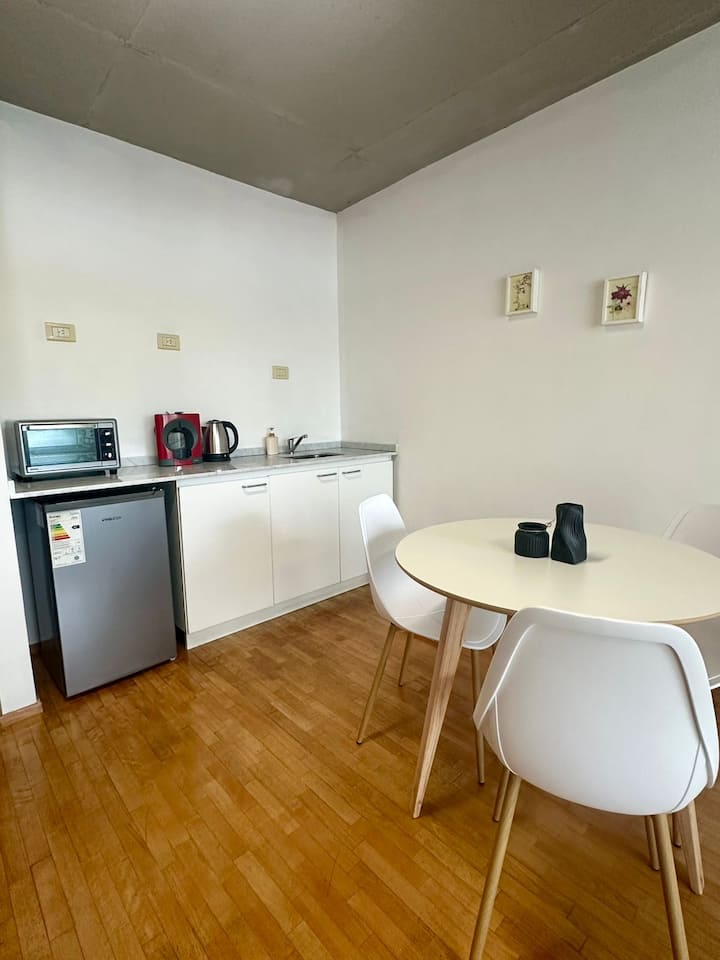 Kitnet mobiliada com varanda em Chacarita