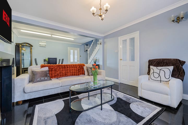 Modern 2-br House For 4 | Wi-fi | Garden & Parking - Ilford