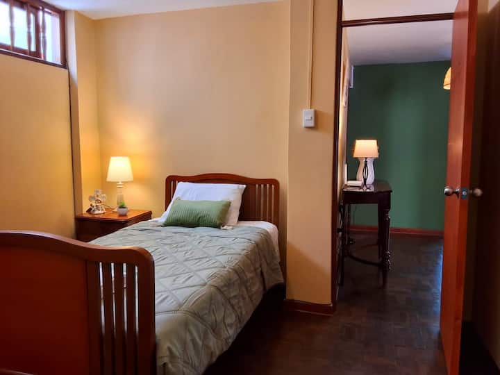 Habitación en el primer piso. Cama de plaza y media.