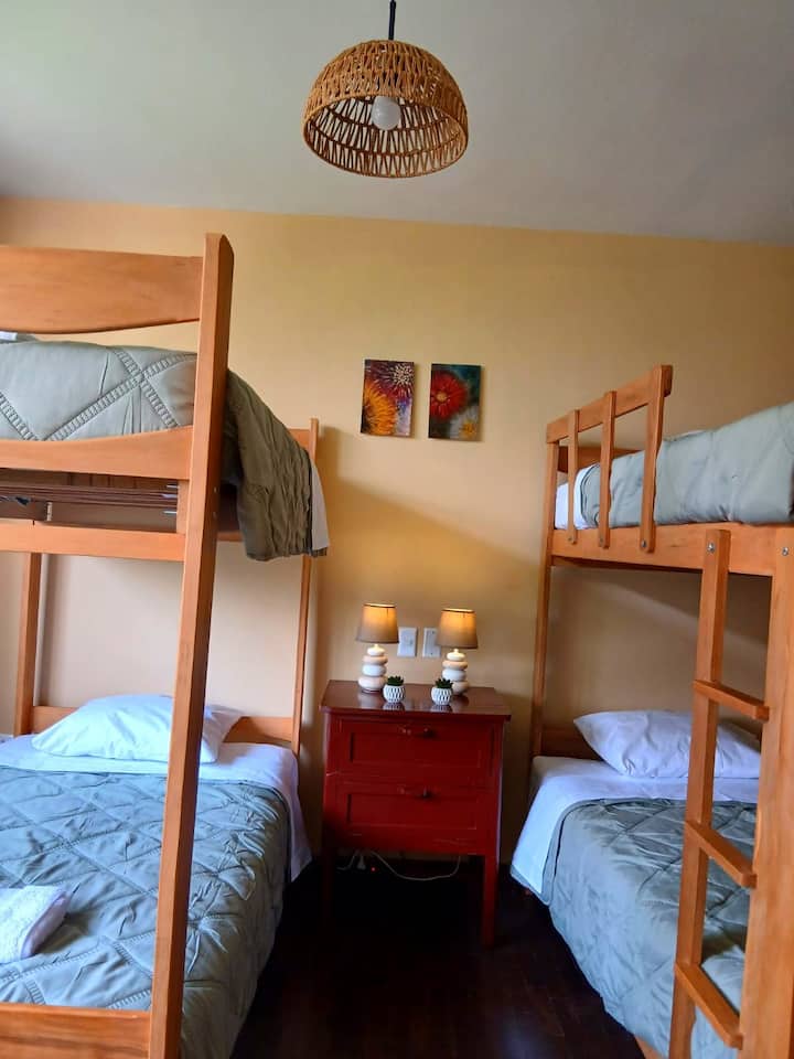 Dos camarotes con cuatro camas individuales (una persona por cama).