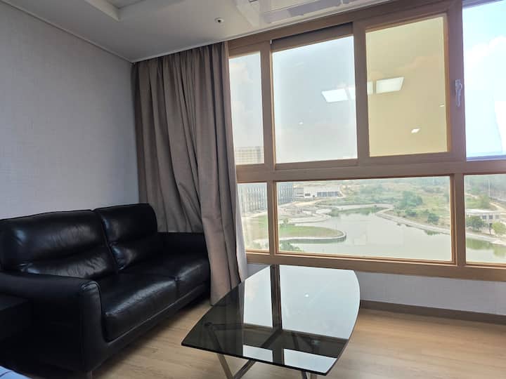 Clark Condo W/ Lake View ,Free Parking  & Pool - Angeles