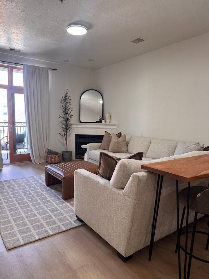 Private Condo Downtown Provo Balcony - Provo, UT