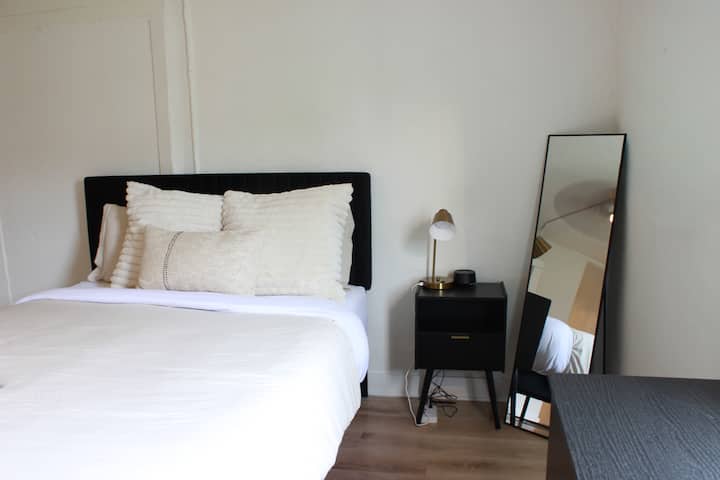 Una cama cómoda, una máquina de ruido blanco y cortinas opacas: ¡todo lo que necesitas para relajarte! Además de un espejo de cuerpo entero para que revises tus atuendos :)