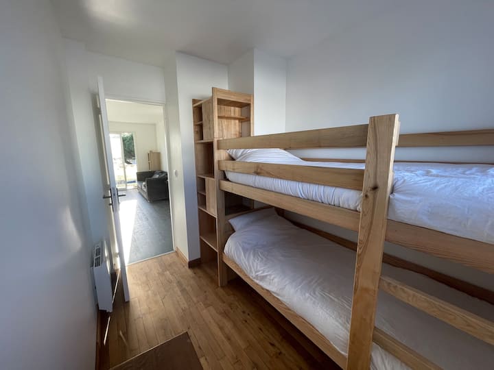 Espace dortoir : avec un lit superposé, possédant 2 couchages de 90/200. 
Et un meuble de rangement.