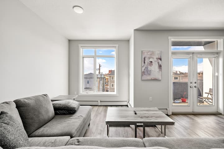 Bright 2-bed 2-bath Condo | Easy City Access - Canada