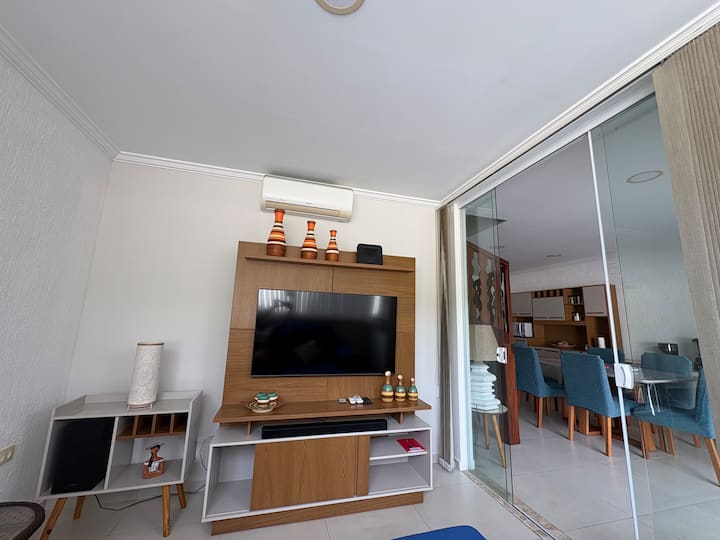 Sala de televisión con puerta de vidrio y persianas, lo que brinda más privacidad.
Televisor de 42 pulgadas 
Barra de sonido 
Vivo Internet