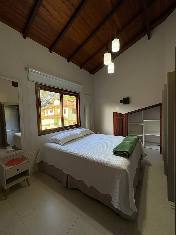 Suite sin balcón, con vista al área interior del condominio.
Aire acondicionado
Cama queen con protector de colchón.
Armarios empotrados, ropero.
Mesita de noche y otomana
Almohada con funda protectora para almohada
Cubrecama y manta
NO proporcionamos juego de sábanas ni servicios.