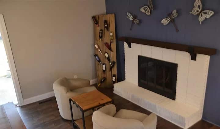 Bright, Comfortable Stay For Families & Groups - Toledo, IA