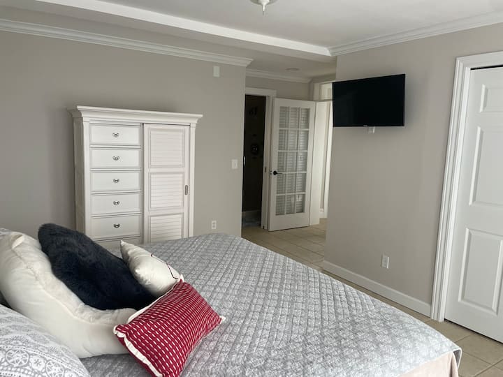 Spacious 4 Bedroom Lakefront Retreat - Whitmore Lake, MI