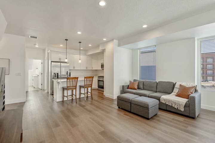 New! Foothill Flat | Garage | Near Ski Canyons - South Jordan, UT
