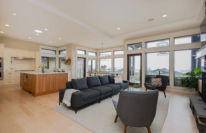 Lookout  | Modern House | Lakeview | Hot Tub - Kelowna