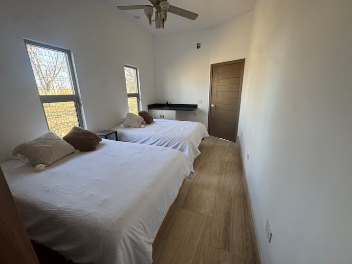Táto izba sa nachádza mimo domu v štýle apartmánu a má vlastnú kúpeľňu, kuchynku s kávovarom, mikrovlnnú rúru, stropný ventilátor a elektrický ohrievač.