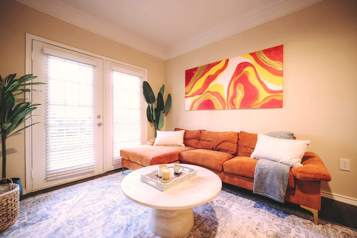 Cozy Retreat - 5 Min To Love Field | Gym, Pool - Dallas, TX