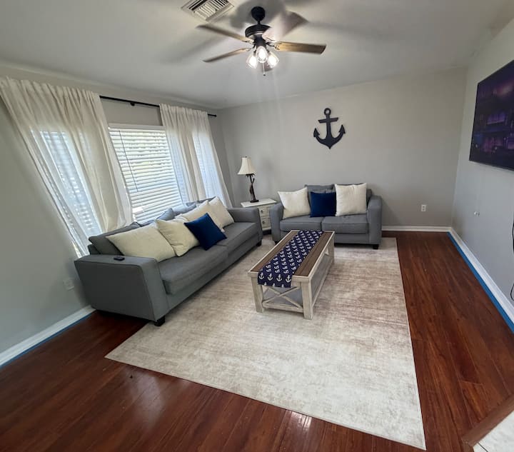Entire Coastal Home •Private Backyard Lounge/grill - North Port, FL