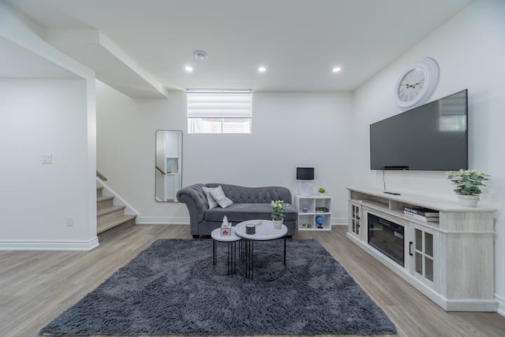 4 Beds | 5 Min Masonville | 55tv |Laundry|kitchen - London