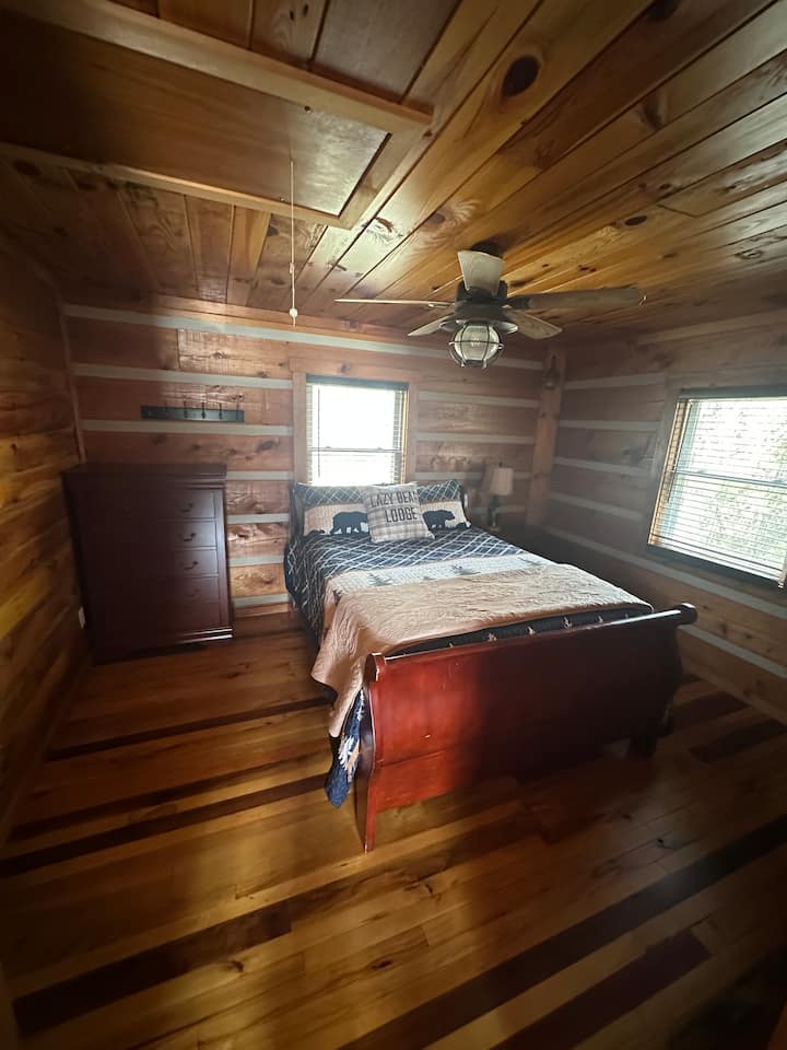 Cozy 1-bedroom Cabin With Hot Tub And River View - Hot Springs, NC