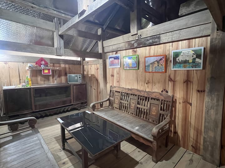 Black Dao Ethnic Family Room - Vietnam