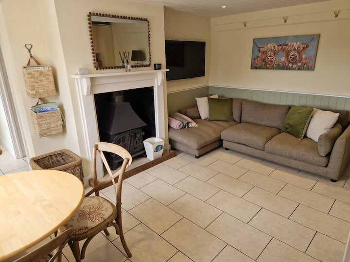 Two Bedroom Guinea Cottage - Chippenham