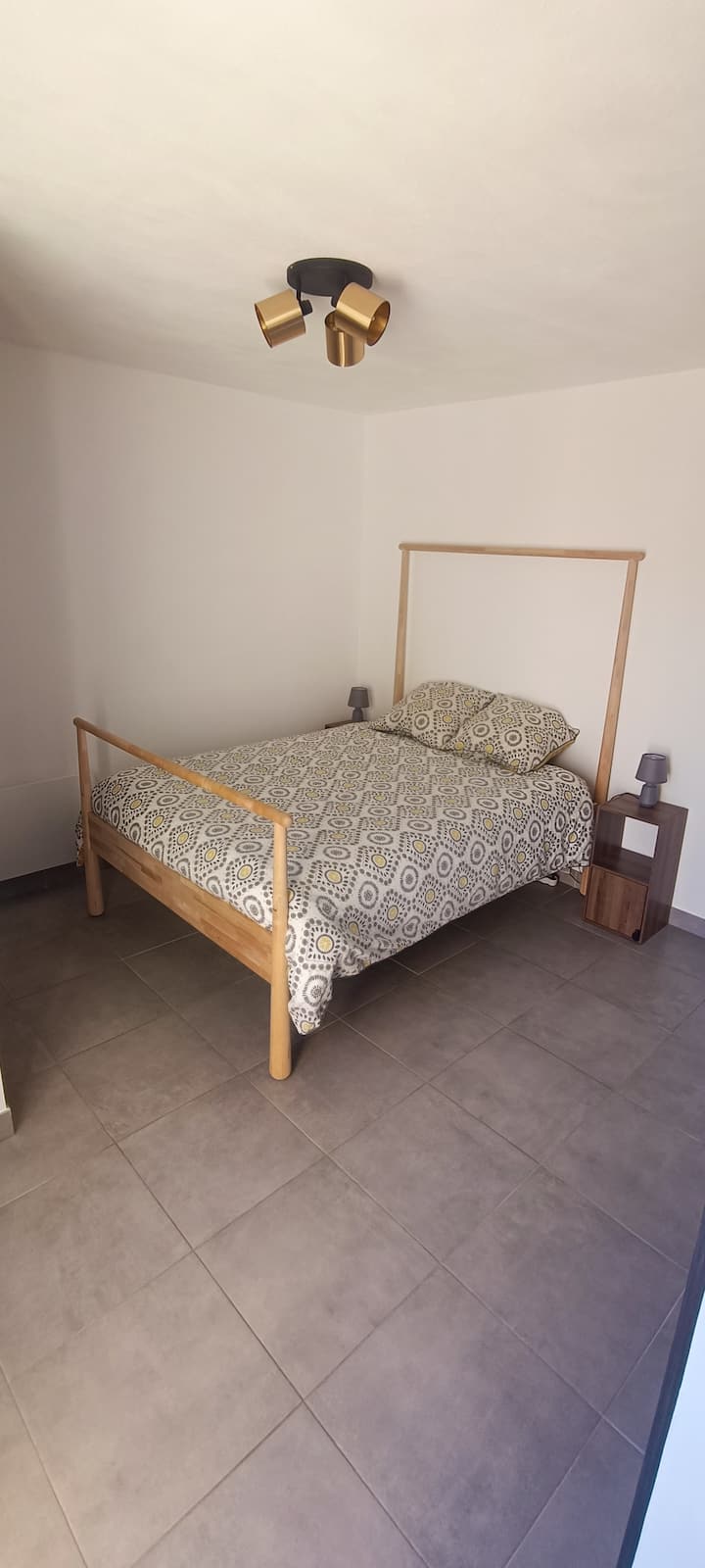 Chambre séparée par une porte coulissante du salon/ cuisine. 
Équipée d'un lit couchage 140 X 190 cm 
Tables de nuit et lampes de chevet. 
Dressing avec penderie et cintres, étagères et tiroir. 
Ventilateur et aspirateur. 