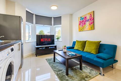 Top Airbnb: Modern 1BR Apartment, Minutes from Cardiff Centre in Cathays