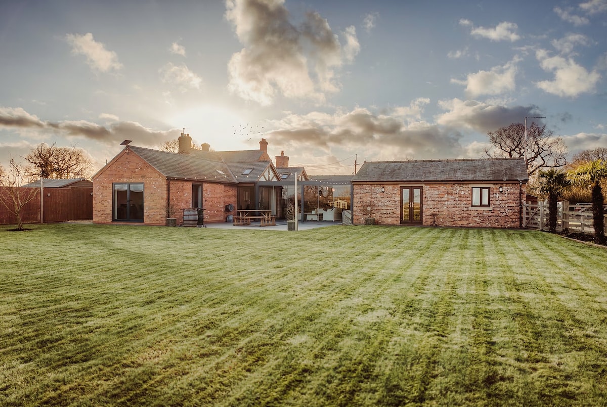 Barn & Annex • Sleeps 8 • Ideal for Groups - Houses for Rent in Overton ...