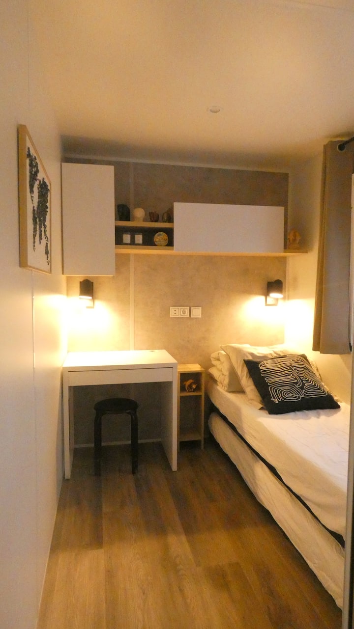 Chambre 3. 
2 couchages confortables 80x190cm.
Espace de travail, wi-fi.
Placards & penderie.