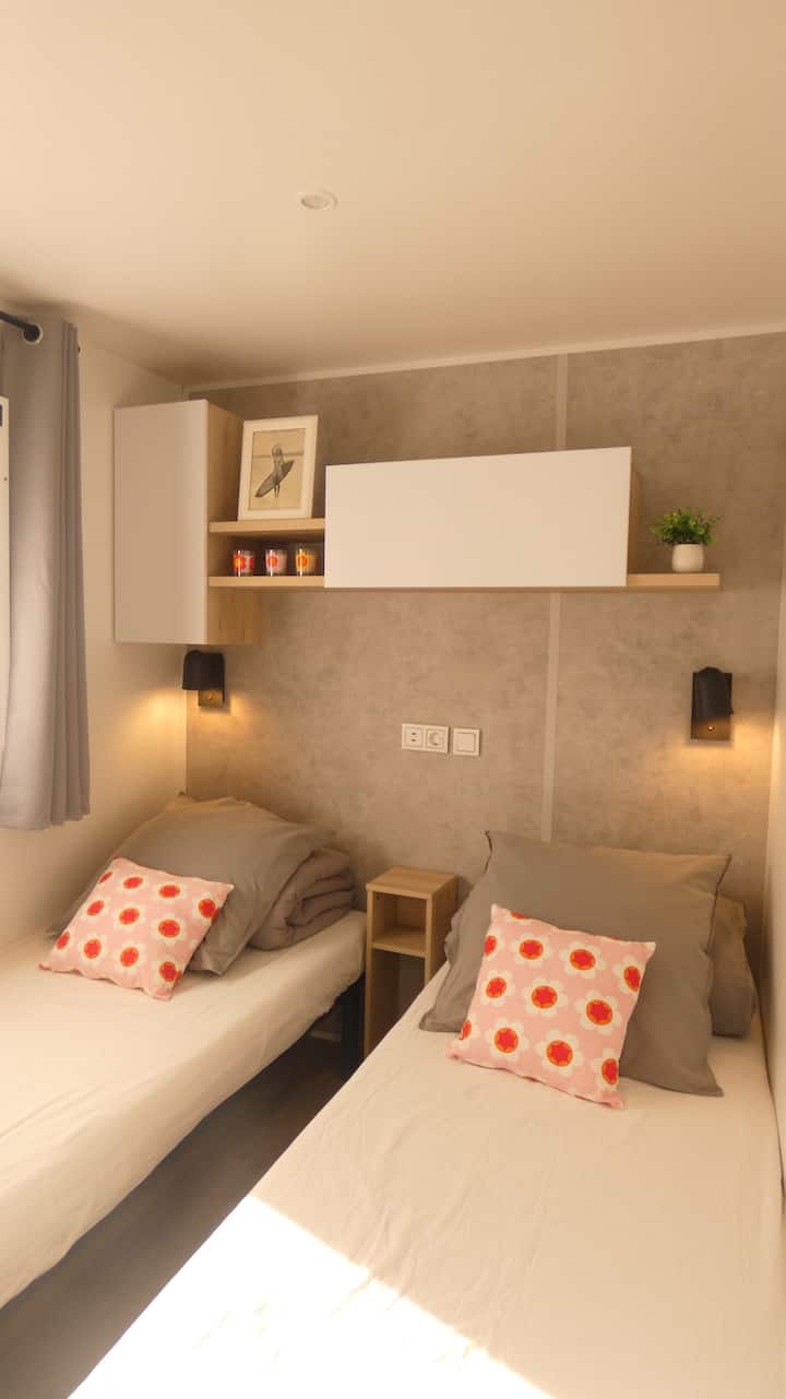 Chambre 2.
2 couchages confortables 80x190cm.
Draps, couettes & oreillers fournis.
Placards, penderie.
Stores & moustiquaire.