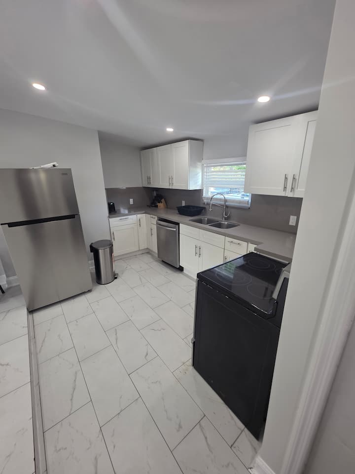 Charming 2 Bedroom Close To Downtown Wpb - West Palm Beach, FL