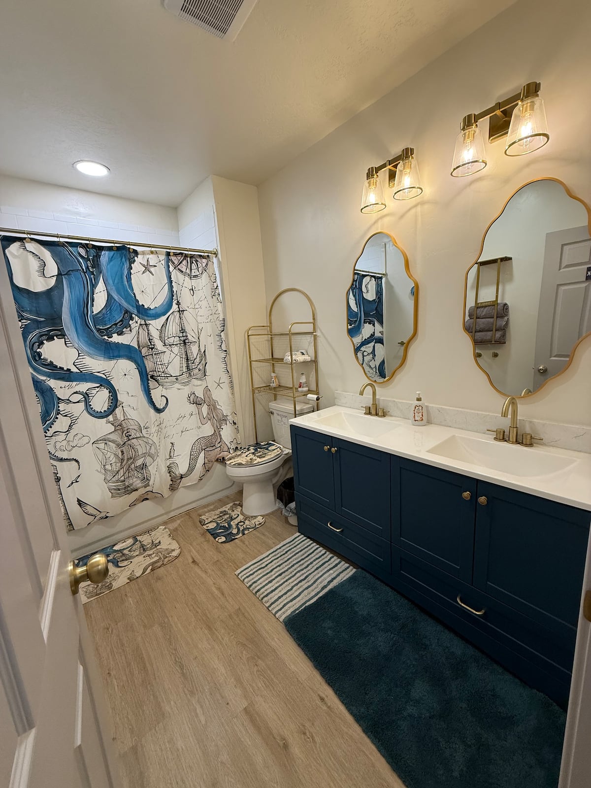 Bathroom sink and mirror